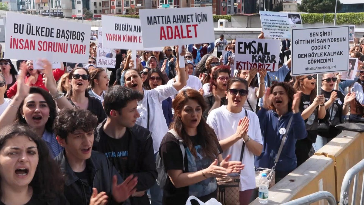 Duruşmanın görüleceği adliye önünde destek eylemi Duruşmanın görüleceği adliye önünde destek eylemi