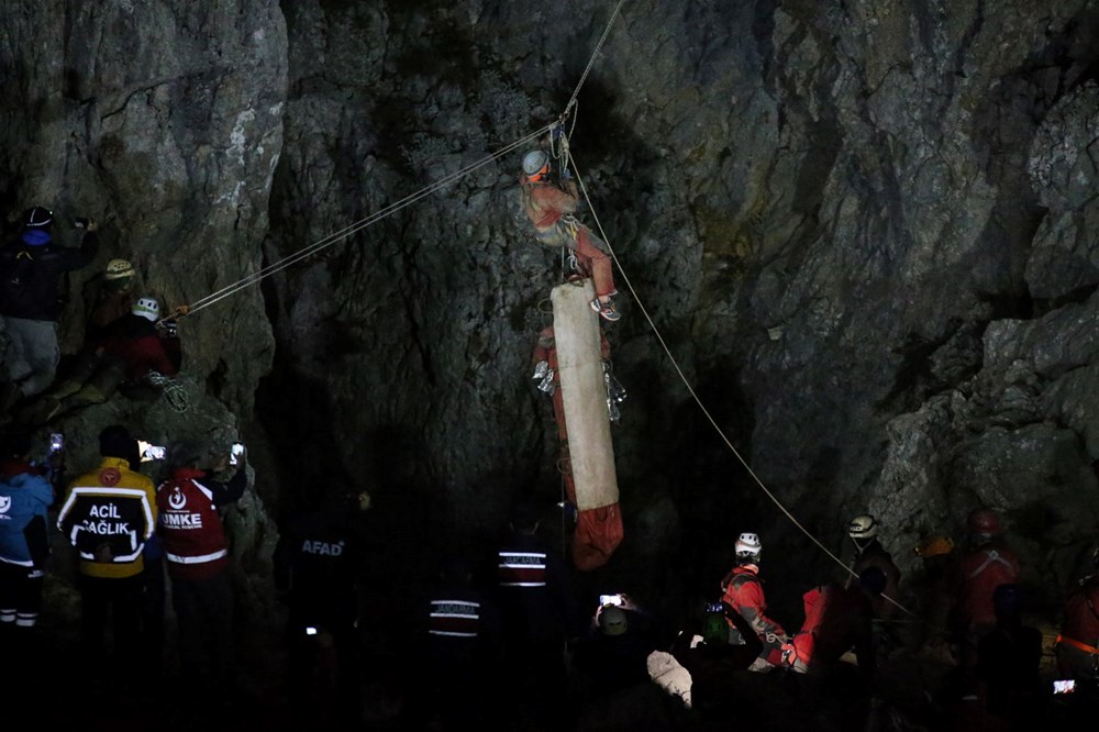 ABD'li dağcı rahatsızlanarak mahsur kaldığı mağaradan 9. günde kurtarıldı - 2