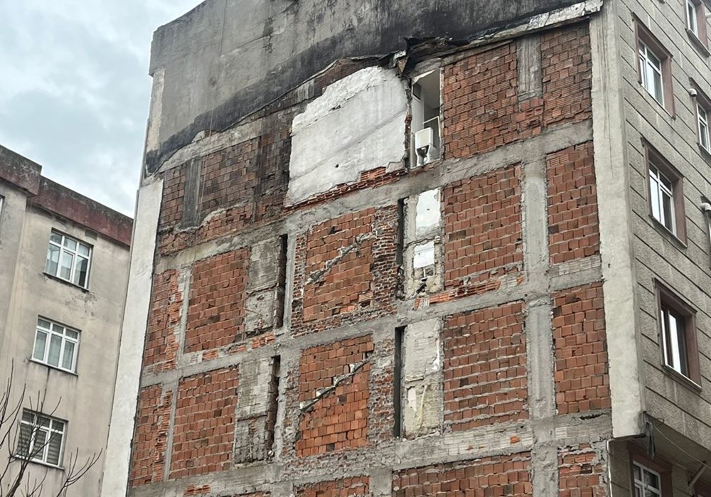 İstanbul'da kentsel dönüşüm! Kepçe yıktı, yan binadaki tuvalet açıkta kaldı - 6