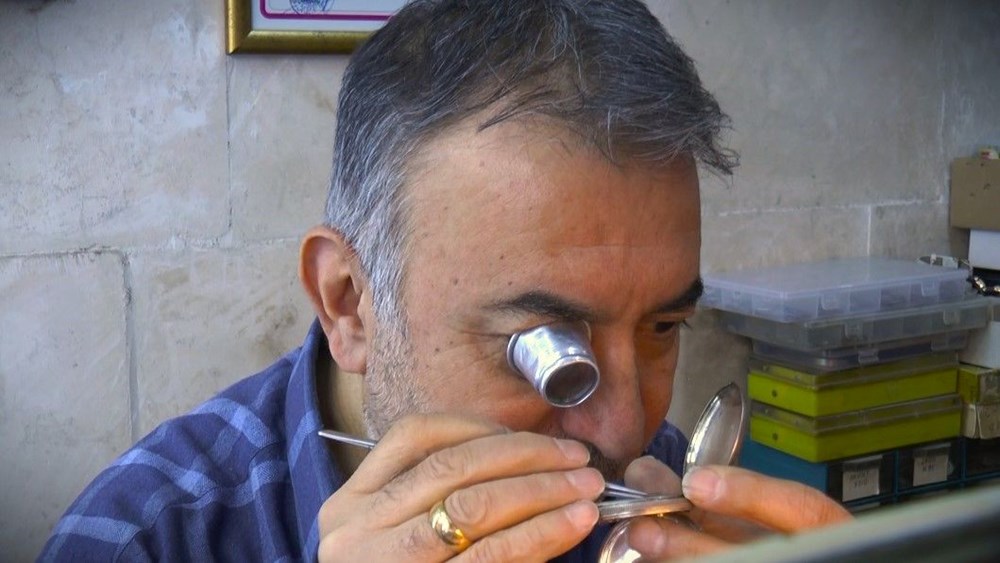 10 metrekarelik dükkanında mesleğini yaşatıyor: Tarihe tanıklık etmiş saatleri tamir ediyor 73 vRoUEsraWkm91SdeEIvLow