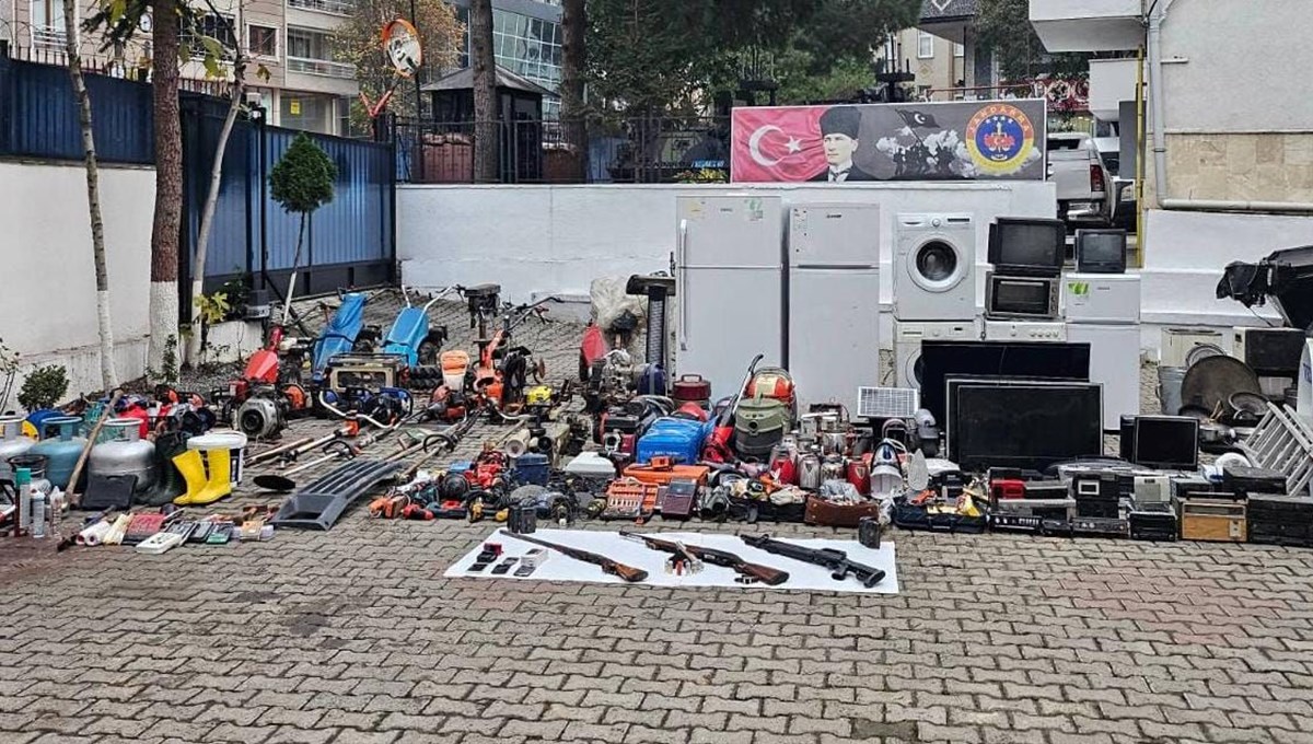 Trabzon'da 13 evden hırsızlık yaptığı iddia edilen 3 kişi yakalandı Trabzon'da 13 evden hırsızlık yaptığı iddia edilen 3 kişi yakalandı