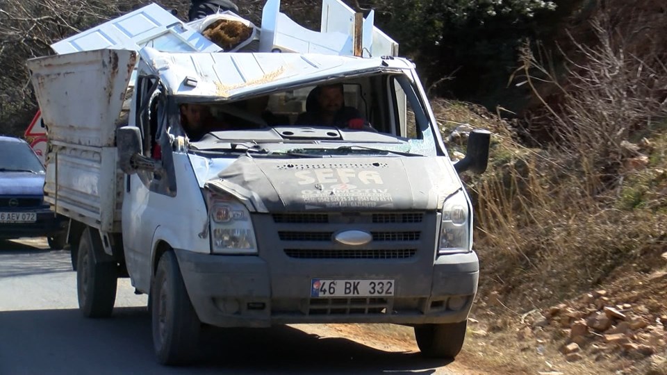 Canlarını hiçe sayıp enkaz altına eşyalarını çıkartmak için giriyorlar - 2