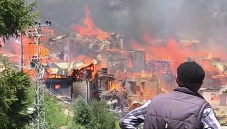 Artvin'deki yangın onlarca ahşap evi kül etti