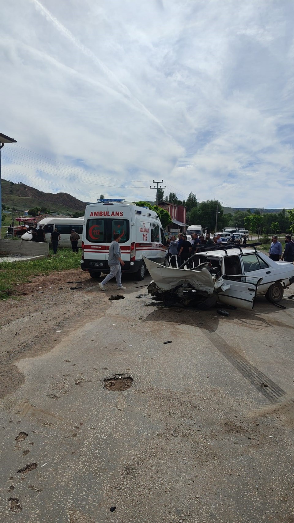 Ön teker aksı kopan otomobil öğrenci servisine çarptı: 17 yaralı - 1