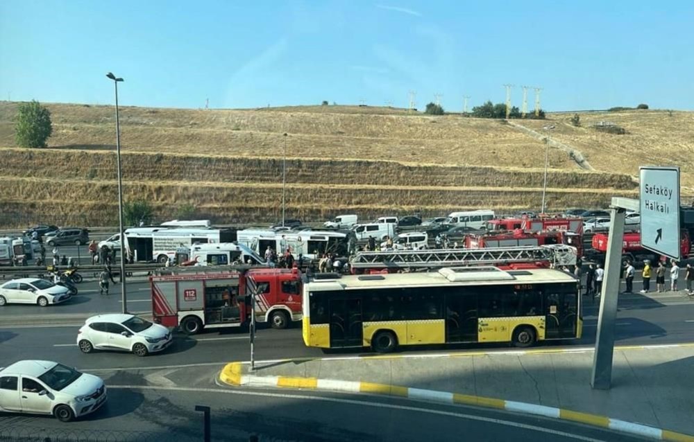 SON DAKİKA HABERİ: Küçükçekmece'de metrobüs kazası: 1 ölü, 4'ü ağır 35 yaralı - 8