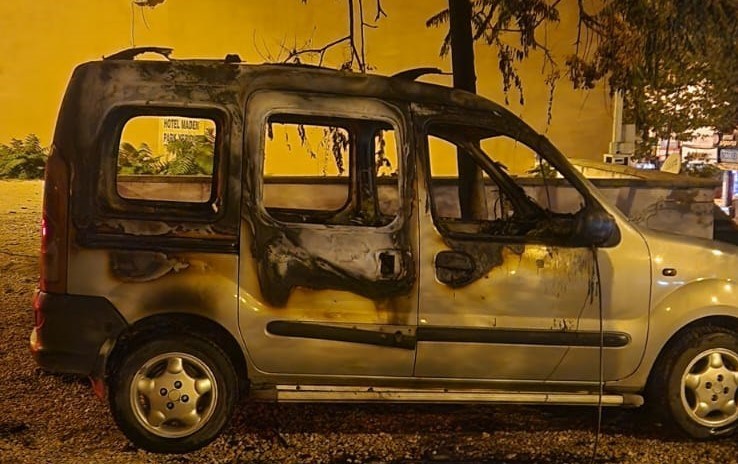 Yangında araç tamamen yanarken, otoparktaki bekçi kulübesi de kullanılamaz hale geldi.