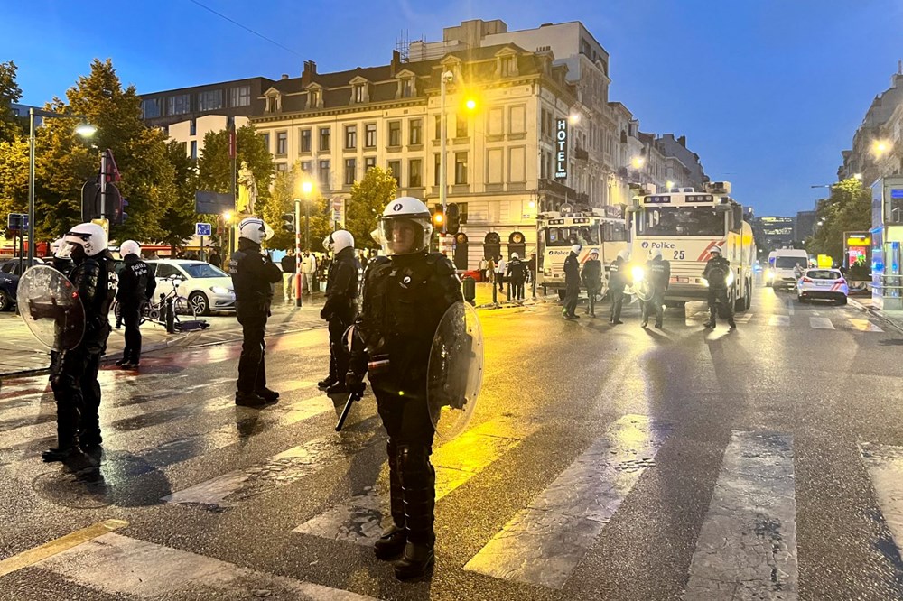 Fransa'da olaylar dinmiyor, sokağa çıkma yasağı getirildi - 9