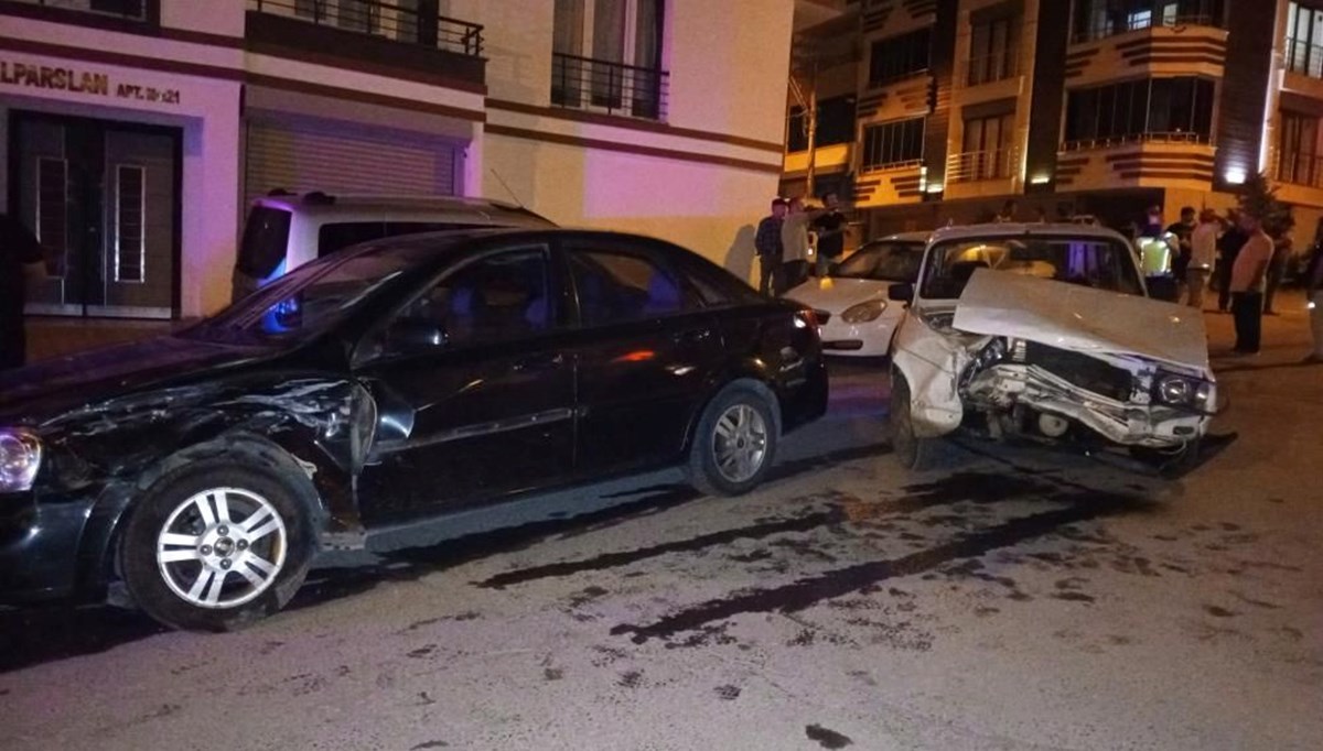 Samsun'da 2 otomobil çarpıştı: 5 yaralı