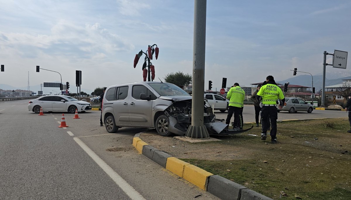 Gaziantep'te otomobil ile hafif ticari araç çarpıştı: 2 yaralı