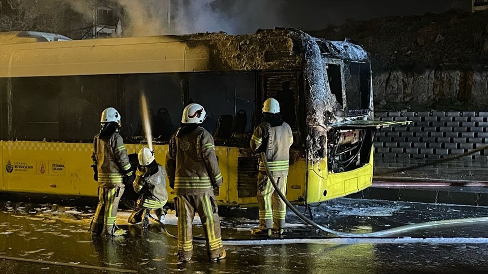 Başakşehir'de park halindeki halk otobüsünde yangın - 2