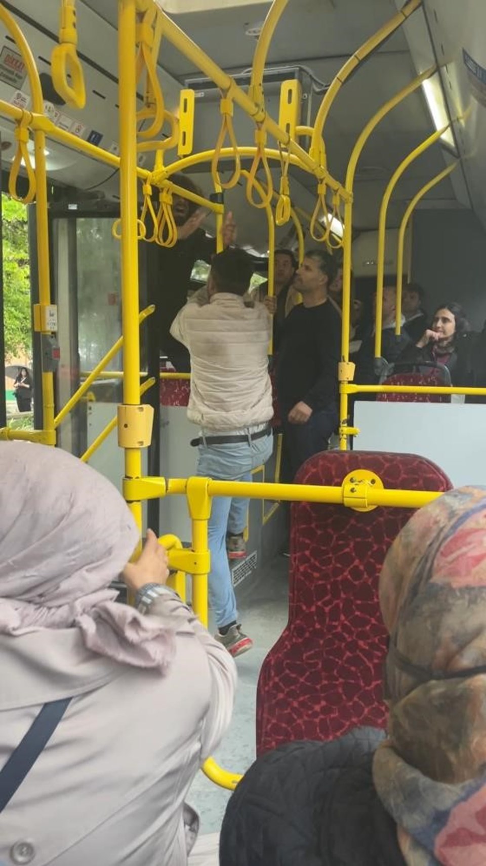 İstanbul’da otobüste olay: “Yanıma kimse oturmasın” deyip olay çıkardı - 2