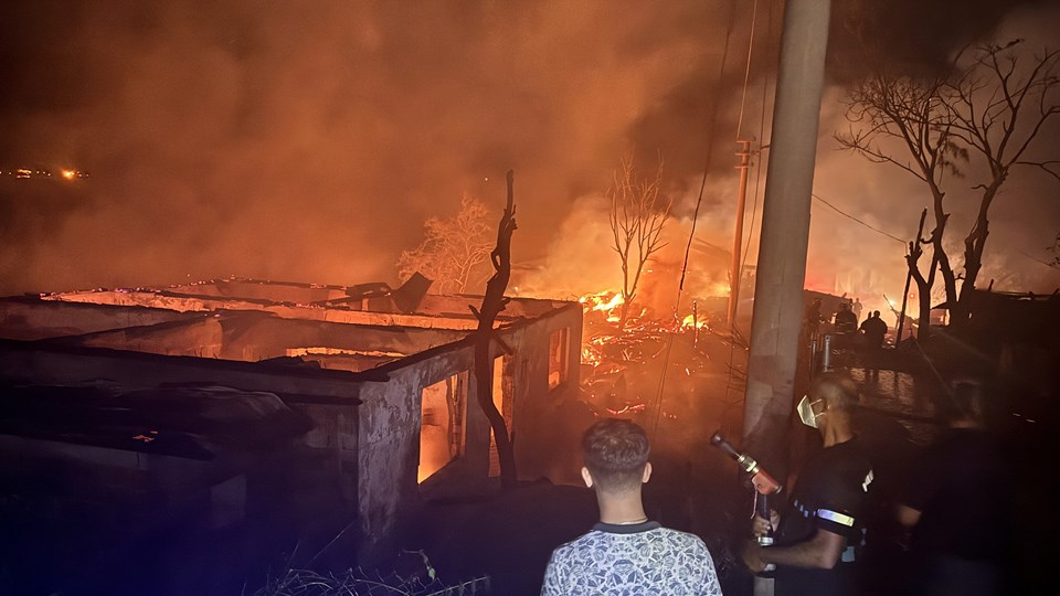 Köyde gece yarısı dehşet: Evler, samanlıklar kül oldu - 1