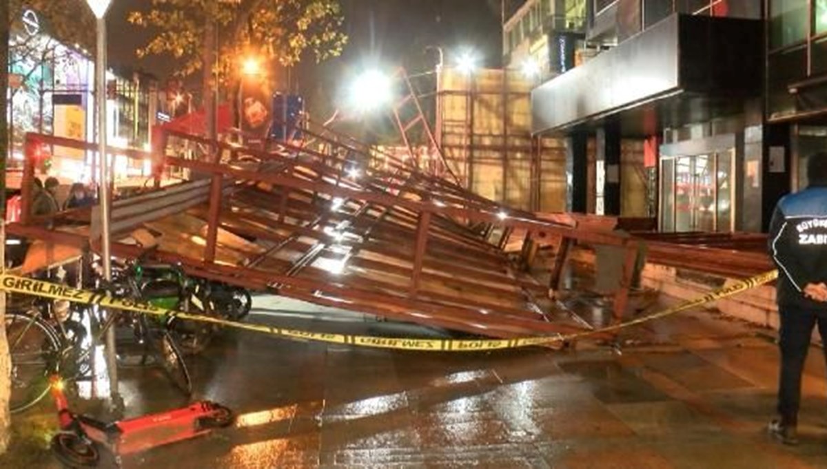 Kadıköy'de inşaat paneli devrildi Kadıköy'de inşaat paneli devrildi
