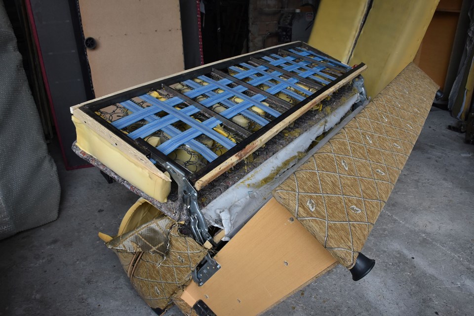 Tamire gönderilen kanepeden 110 bin liralık altın çıktı - 2