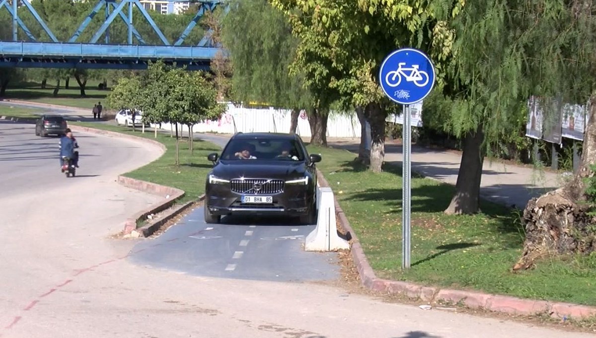 Bisiklet yolu araç yoluna döndü Bisiklet yolu araç yoluna döndü