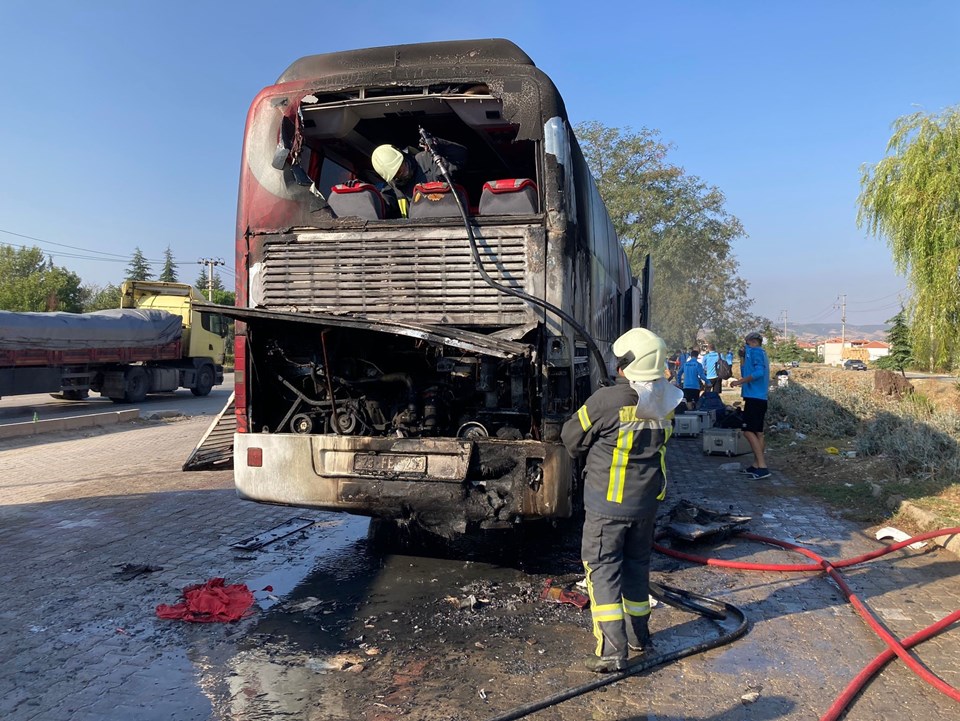 23 Elazığ FK'nın takım otobüsünde yangın çıktı - 1