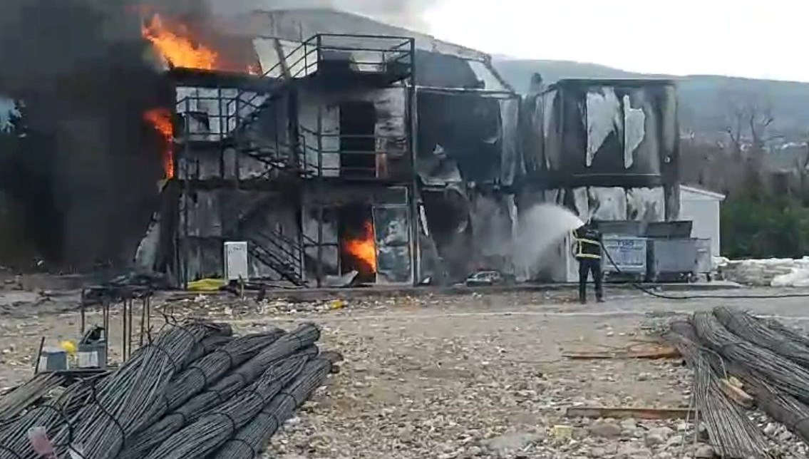 Hatay'da işçi konteynerinde yangın