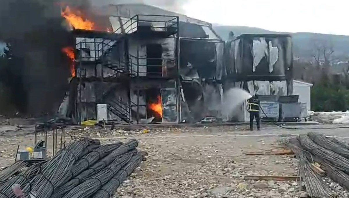 Hatay'da işçi konteynerinde yangın Hatay'da işçi konteynerinde yangın