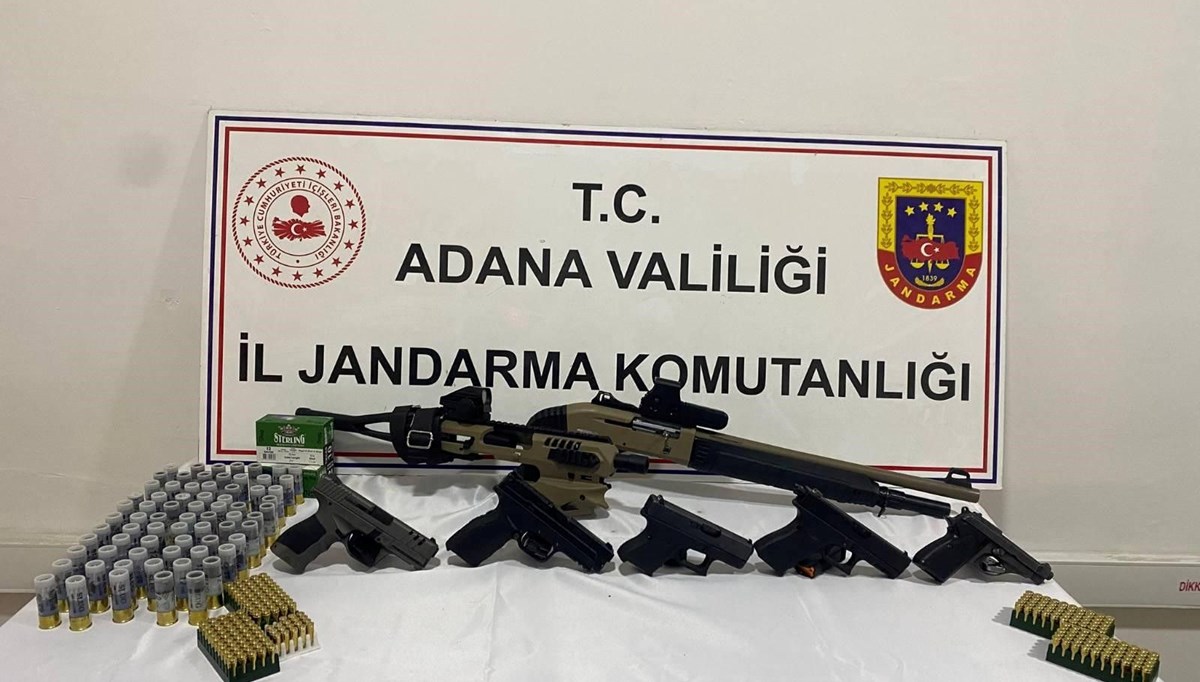 Jandarma bir araçta 6 silah ele geçirdi