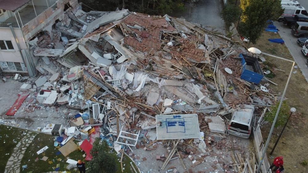 Balıkesir'deki depremin merkez üssünde bu sabah... Sındırgı havadan görüntülendi - 2