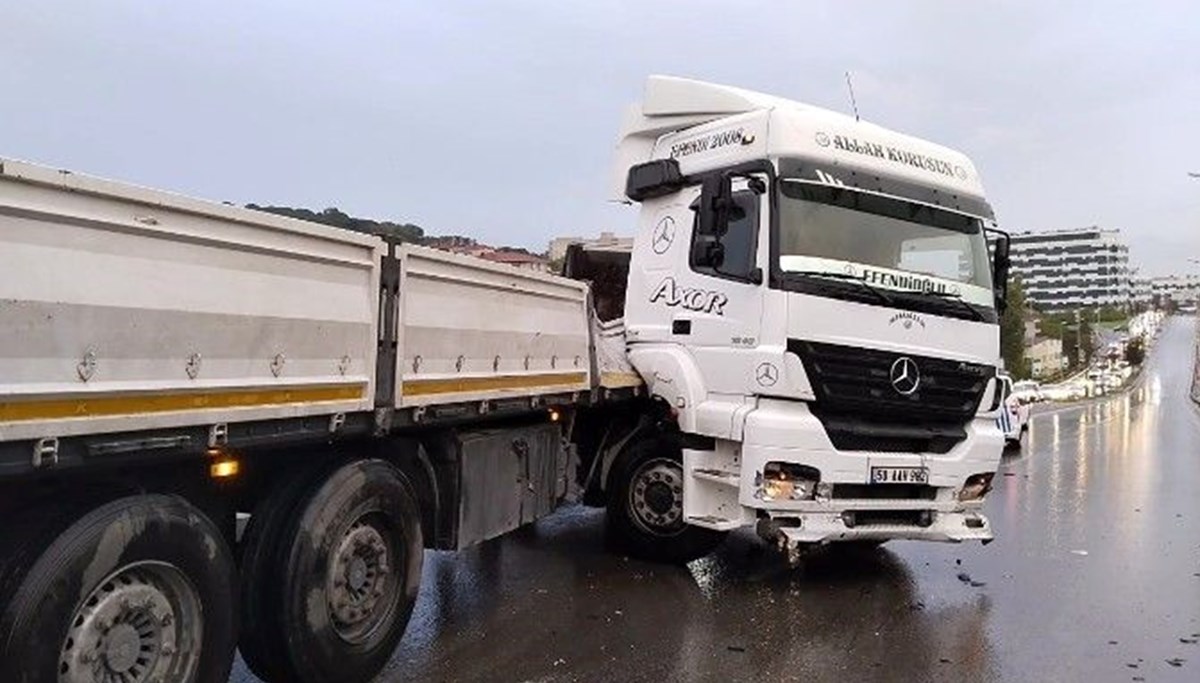 TIR refüjde asılı kaldı, yol trafiğe kapatıldı