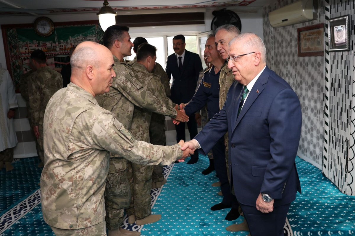 Bakan Güler'den Hakkari'de Mehmetçiğe bayram ziyareti