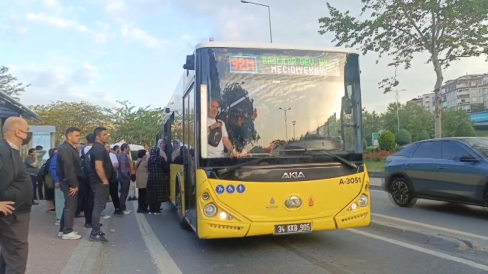 İstanbul'da halk otobüsleri kontak kapattı: Duraklarda yoğunluk oluştu 75 vXpLUbufhkCcELaGRggXsg