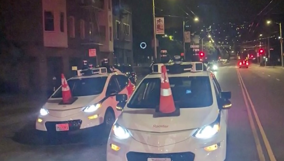 Sürücüsüz taksilere savaş açtılar: Konilerle işlevsiz hale getiriyorlar Sürücüsüz taksilere savaş açtılar: Konilerle işlevsiz hale getiriyorlar