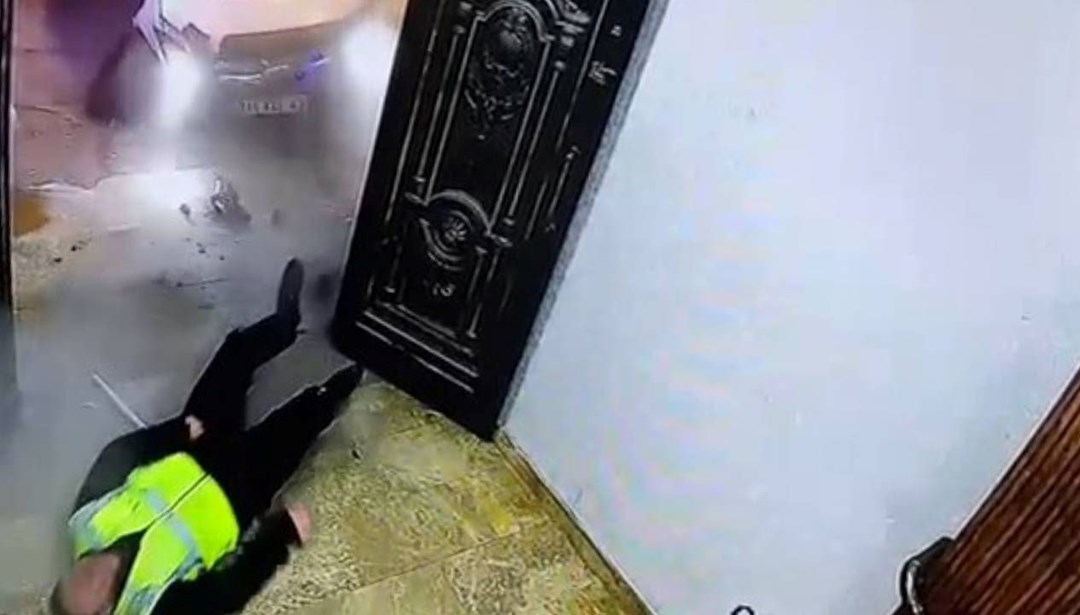 Otopark görevlisine çarpan minibüsün sürücüsü, aracını bırakıp kaçtı