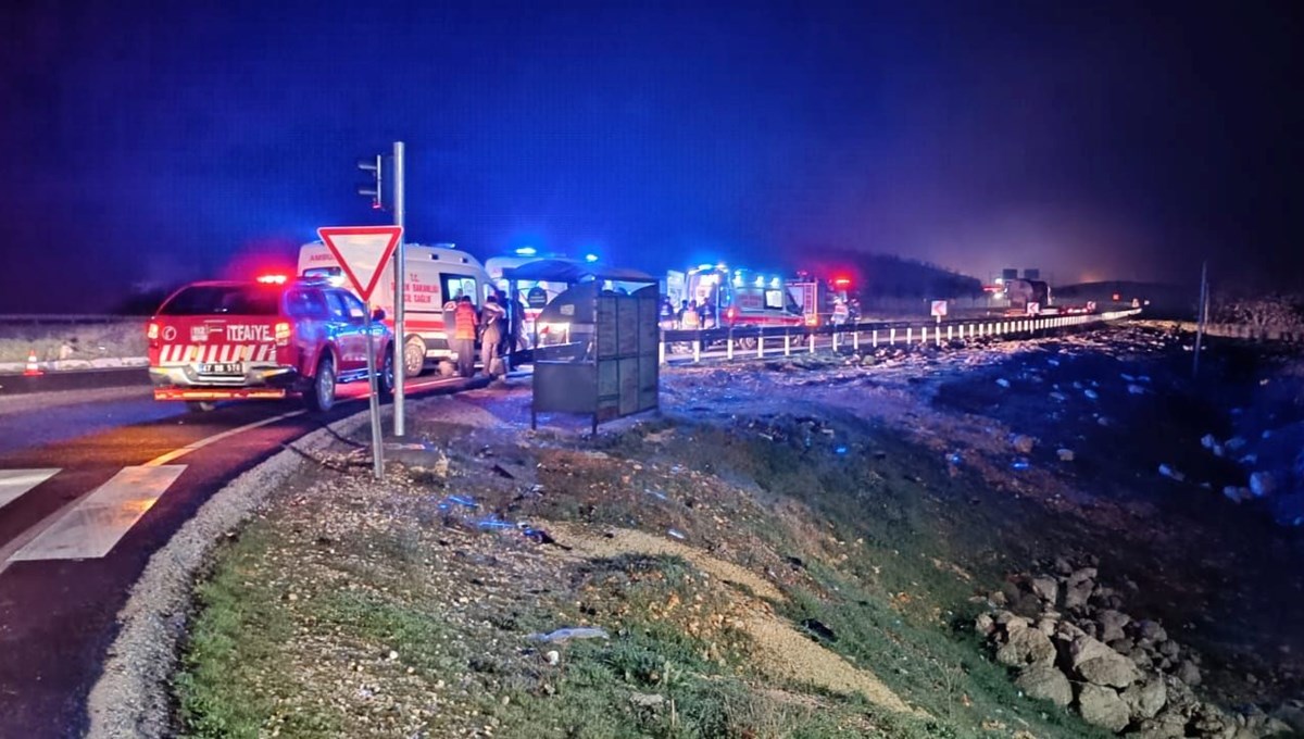 Öğrenci ve öğretmenleri taşıyan minibüs TIR ile çarpıştı: 7 yaralı