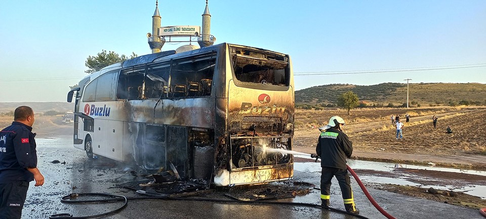 Manisa'da seyir halindeki yolcu otobüsü alev alev yandı - 1