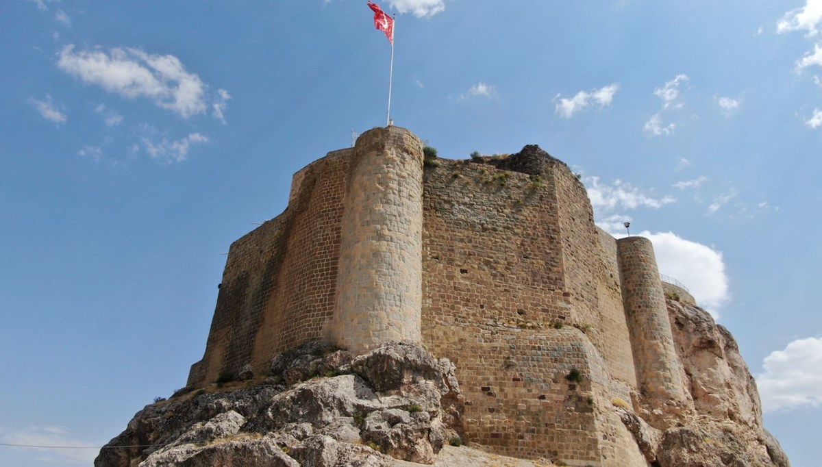 5 bin yıllık Harput Kalesi'nde restorasyon tüm hızıyla sürüyor 5 bin yıllık Harput Kalesi'nde restorasyon tüm hızıyla sürüyor