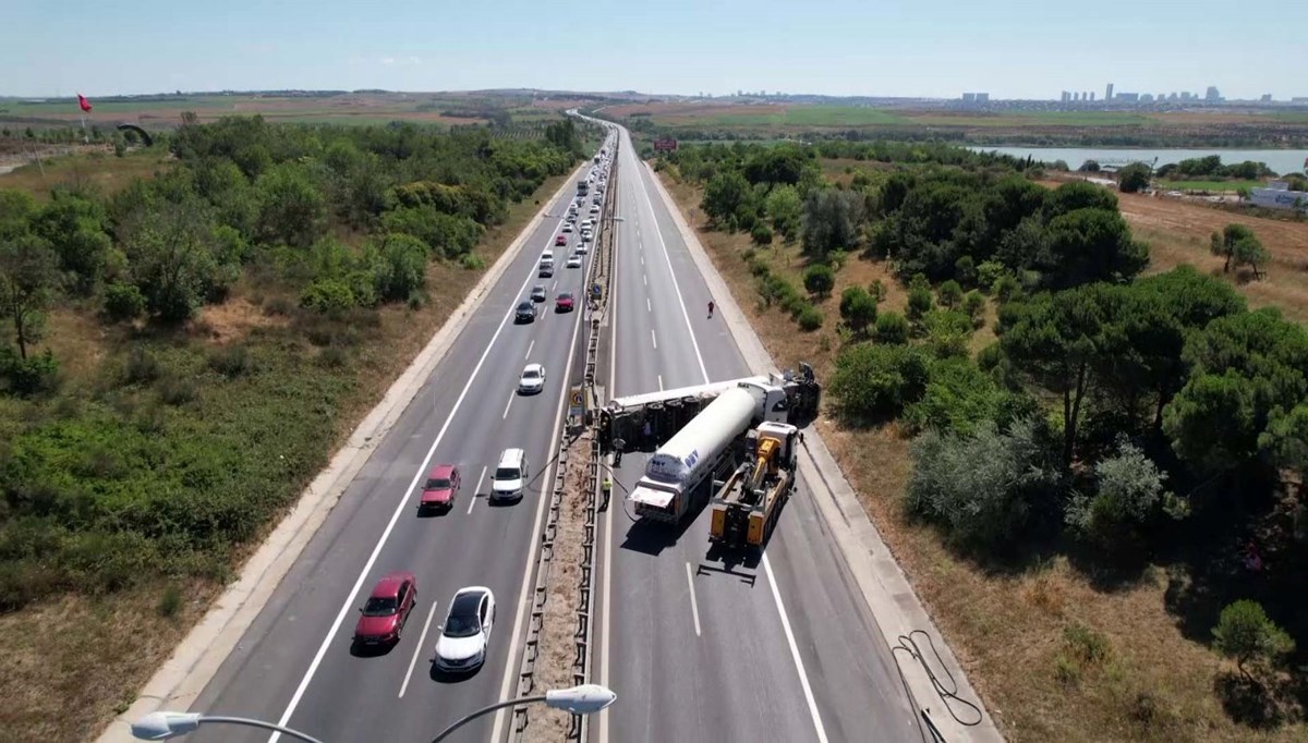 TEM Otoyolu'nda faciasının eşiğinden dönüldü: Gaz yüklü tanker devrildi TEM Otoyolu'nda faciasının eşiğinden dönüldü: Gaz yüklü tanker devrildi