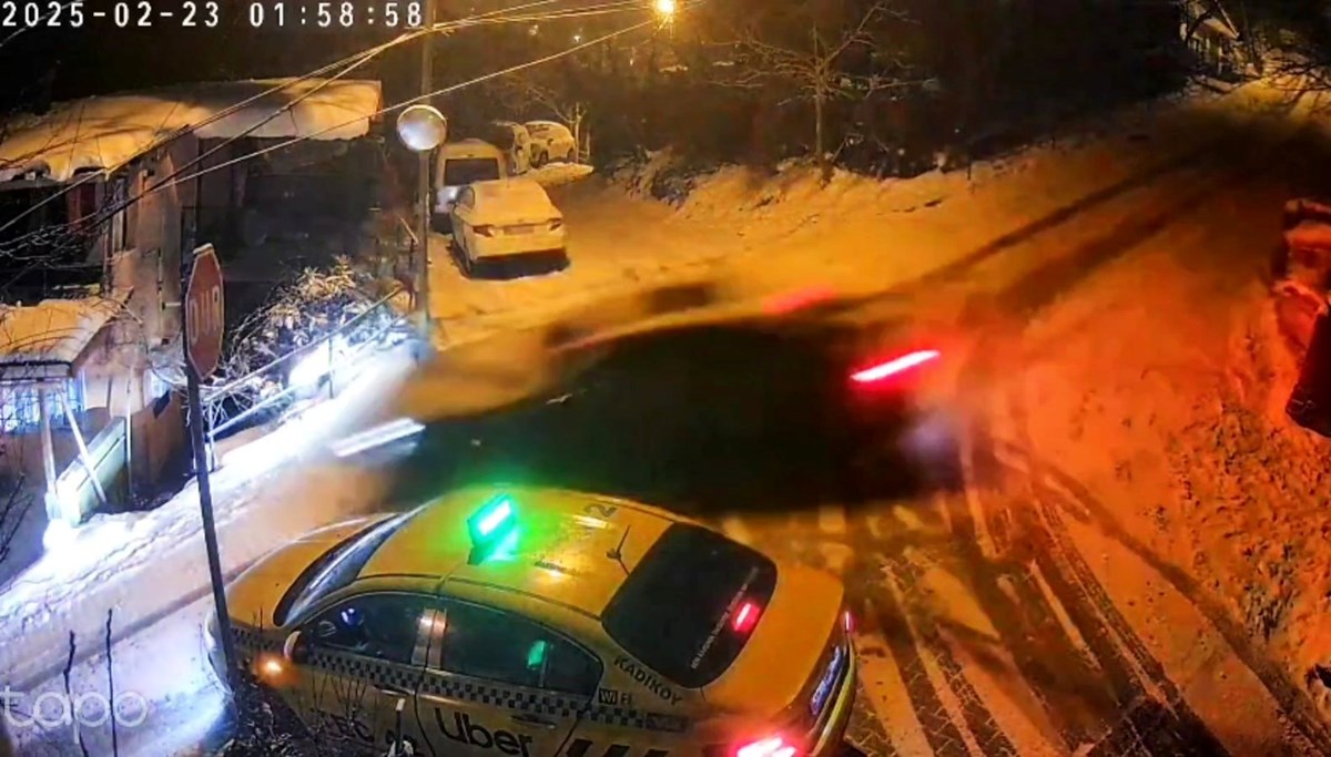 Beykoz'da buzda kayan otomobil taksi ve 2 eve çarptı Beykoz'da buzda kayan otomobil taksi ve 2 eve çarptı