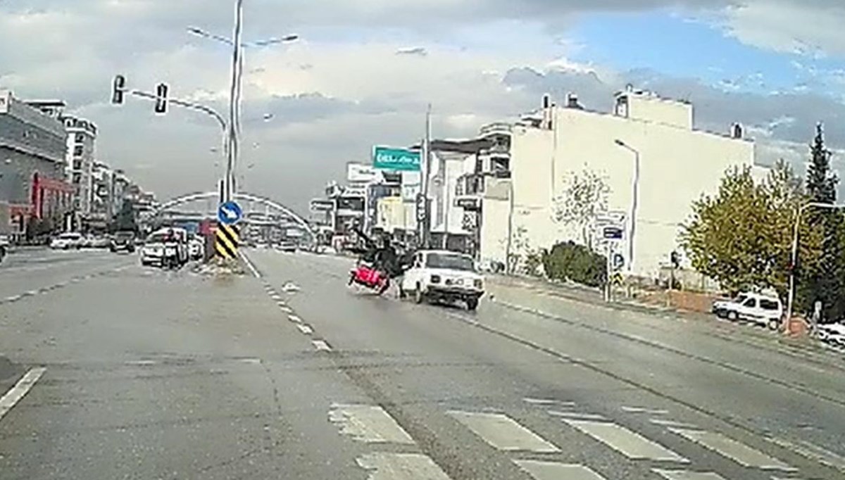 Otomobil elektrikli motosiklete çarptı: 2 yaralı Otomobil elektrikli motosiklete çarptı: 2 yaralı