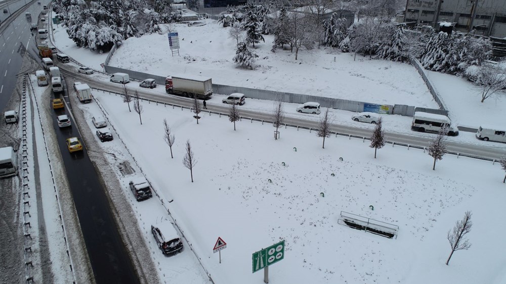 İstanbul'da kar esareti: Sürücüler araçlarını yol kenarlarında bıraktı - 3