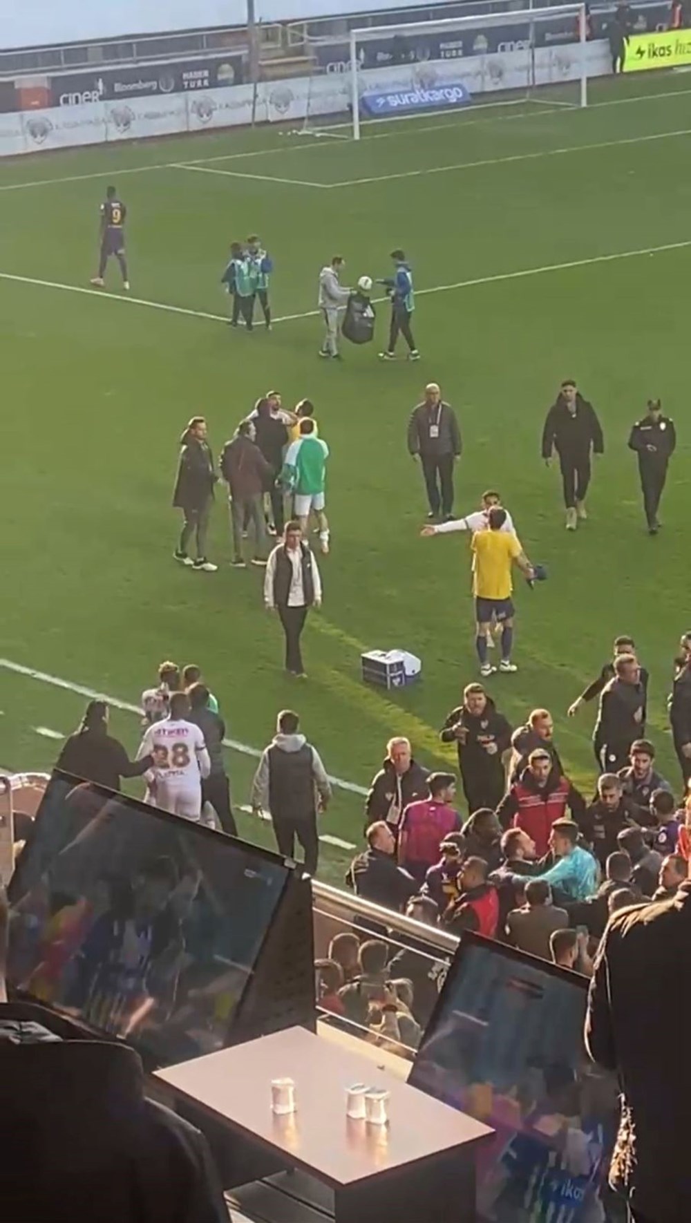 Derbi Sonrası Arbede: Eyüpspor-Konyaspor Maçı Saha İçine Taşan Olaylarla Karıştı, Polis Müdahale Etti 73 va0mORMCo0KZov5bbt5RqA