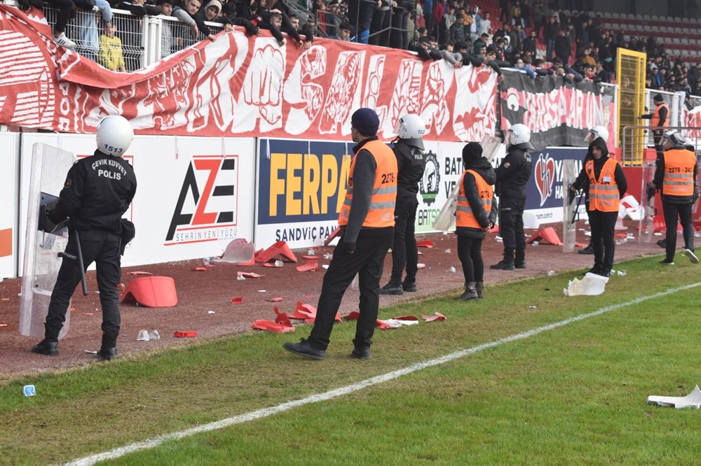 Batman Petrolspor-Şanlıurfaspor maçı saha olayları nedeniyle tatil edildi - 7