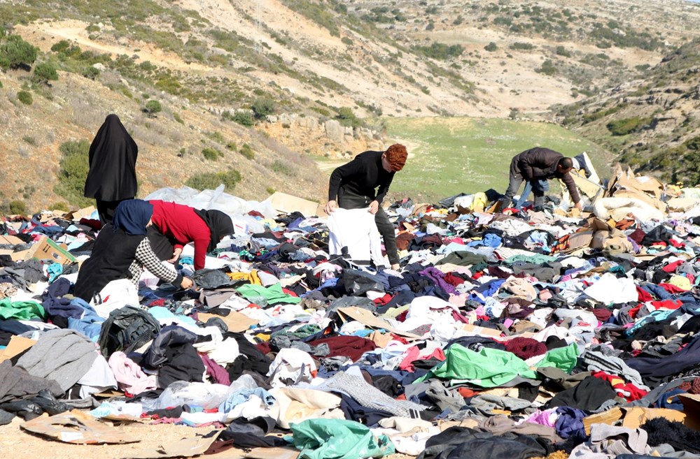 Depremzedelere giden binlerce kıyafeti yol kenarına attılar - 3