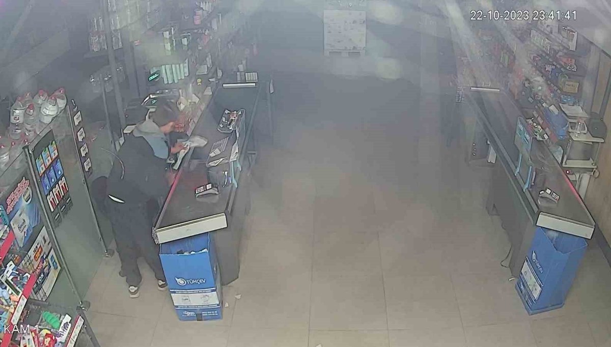 Adana'da marketten hırsızlık güvenlik kamerasında Adana'da marketten hırsızlık güvenlik kamerasında