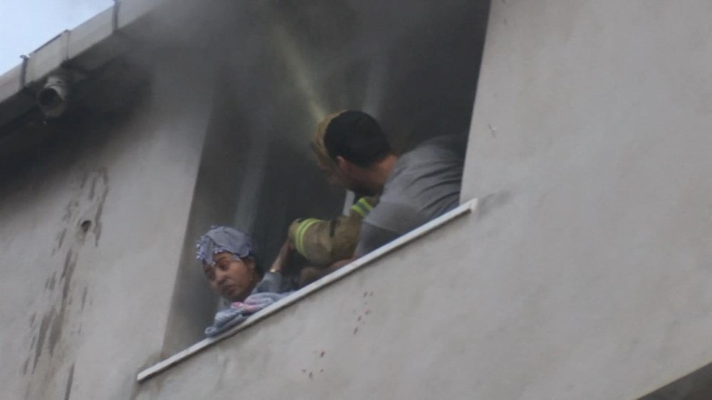 Yangında can pazarı: Pencereye çıkıp nefes almaya çalıştılar - 7