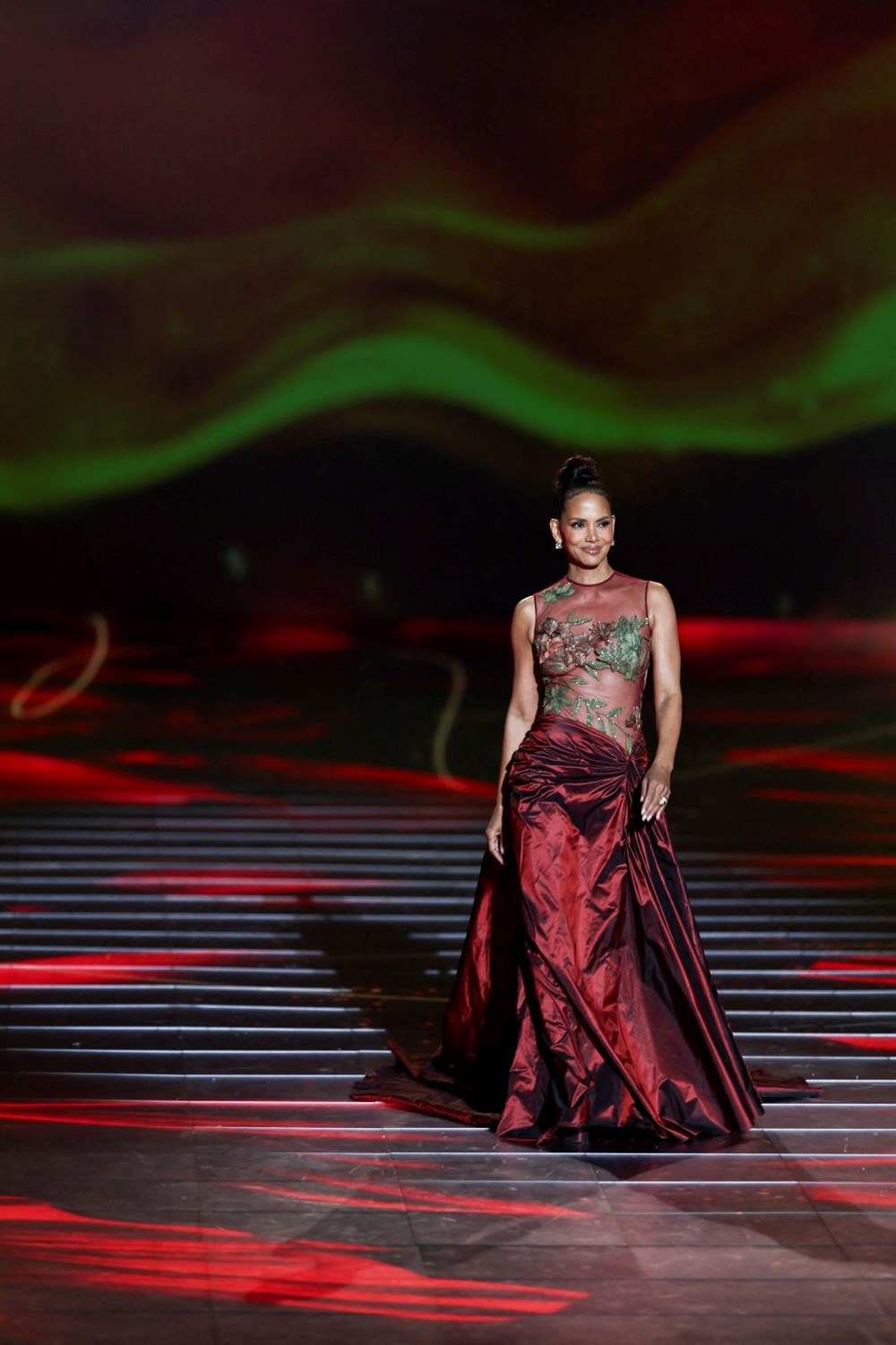 22 yıllık Oscar elbisesini giydi! Halle Berry o gece Oscar tarihine geçmişti - 4