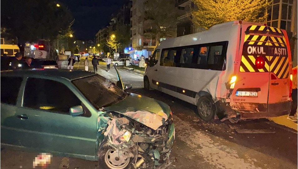 Otomobil servis minibüsüne çarptı: 6 yaralı