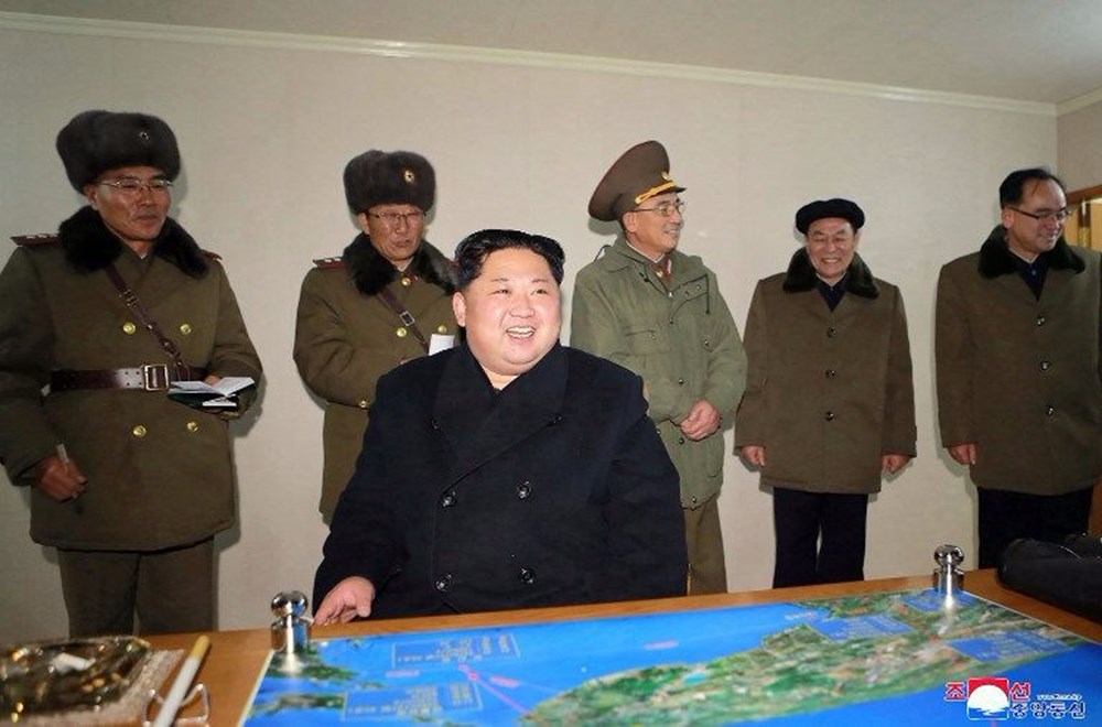 Balistik füze denemesinde Kuzey Kore lideri Kim böyle sevindi - 1