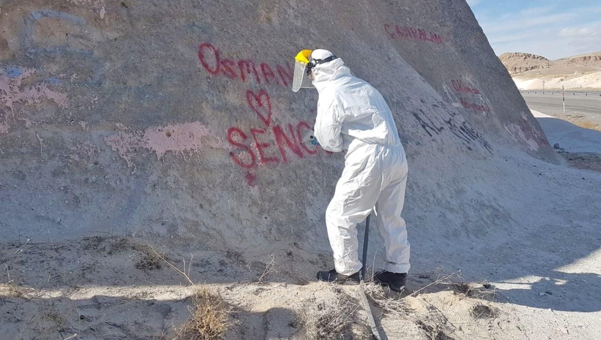 Kapadokya'da sprey boya ile tahrip edilen peri bacaları temizleniyor