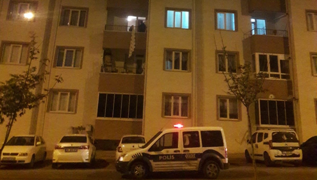 Eşiyle tartışan kadın balkondan çarşaf sarkıtarak kaçmaya çalıştı