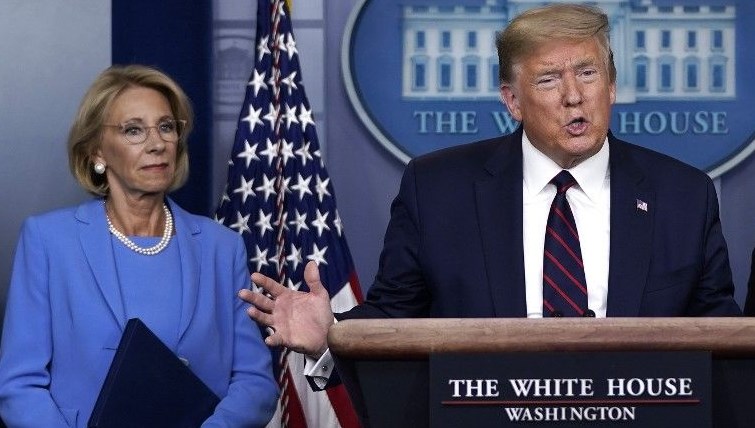 ABD'deki Kongre baskınının ardından Eğitim Bakanı DeVos ...