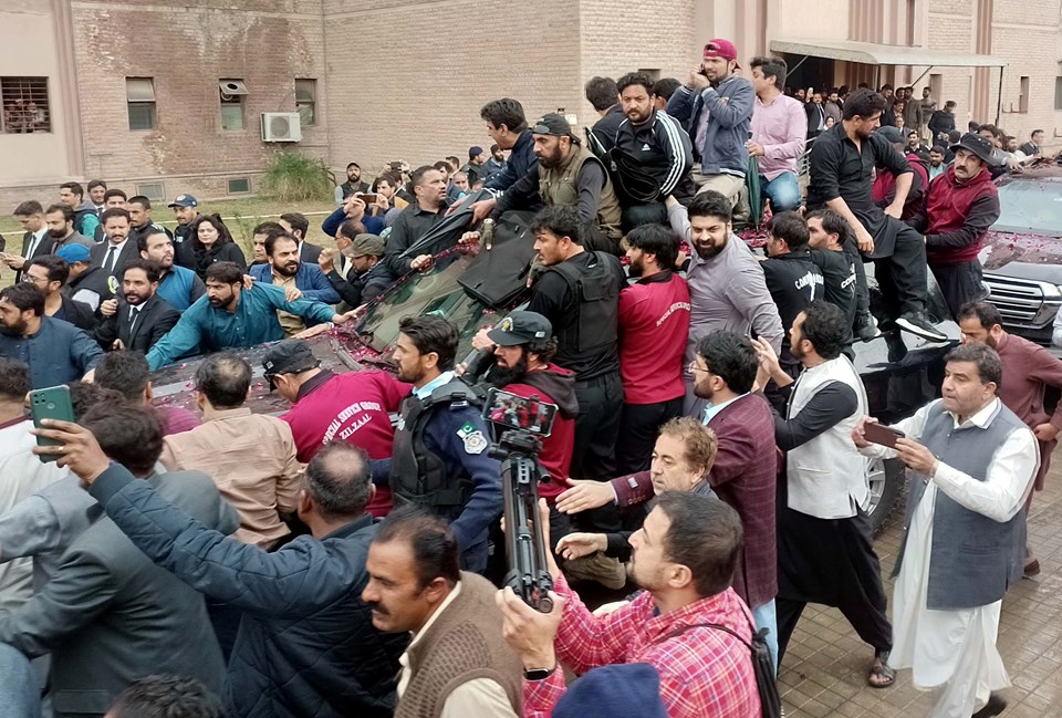 Pakistan’ın eski Başbakanı Khan için tutuklama emri çıkarıldı - 1