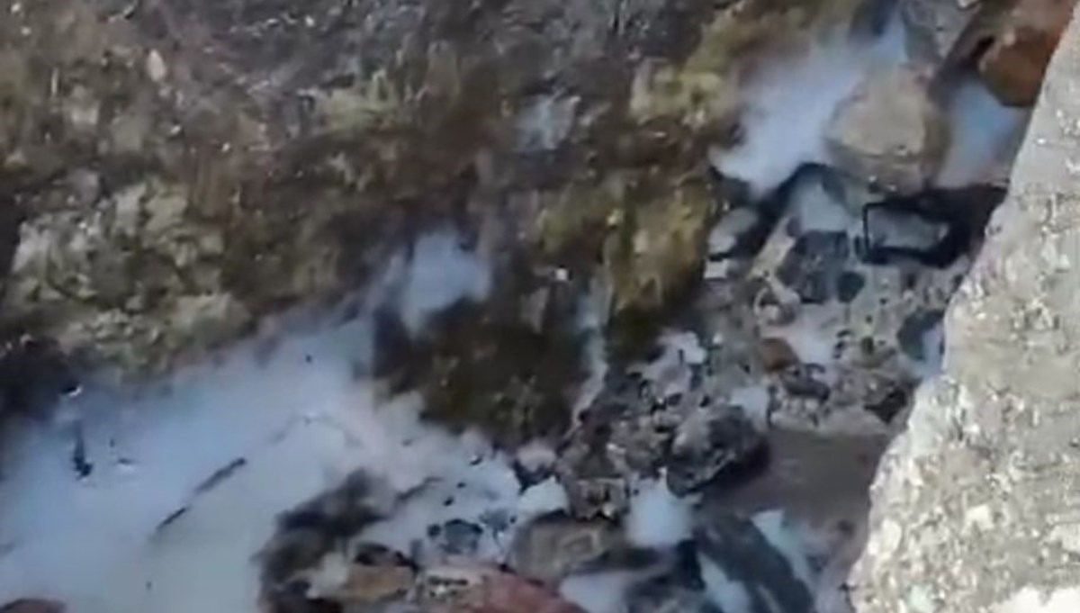 Atık yağları sahildeki kayalıklara döktü Atık yağları sahildeki kayalıklara döktü