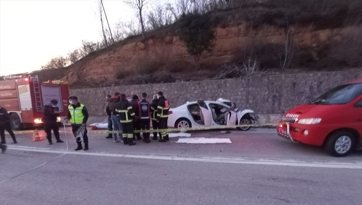 Düzce'de otobüs ile otomobil çarpıştı: 3 ölü, 11 yaralı